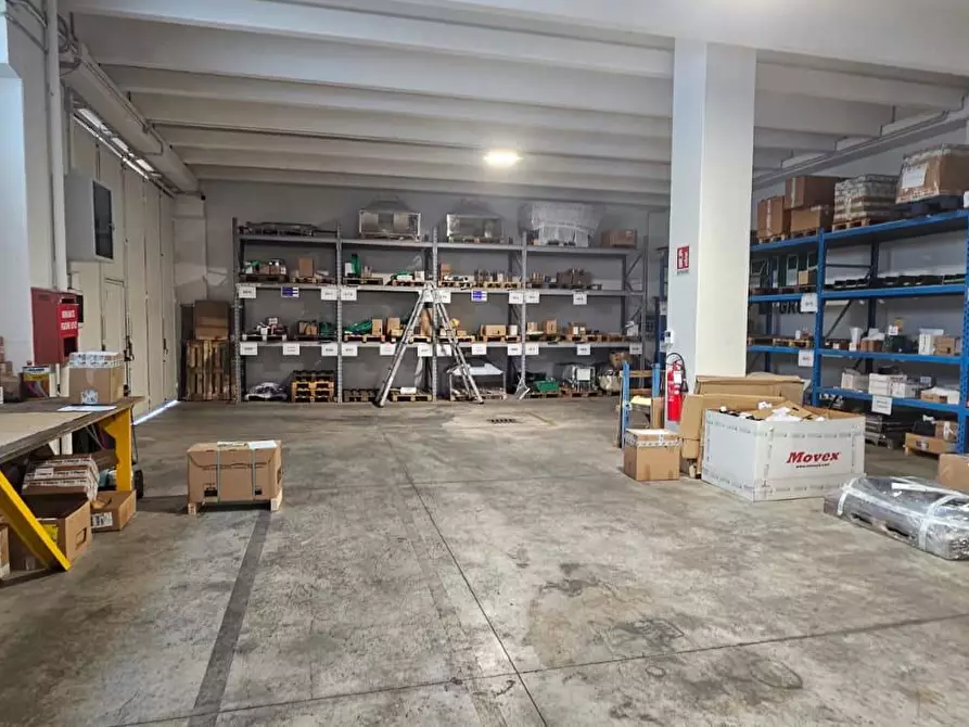 Immagine 3 di Capannone industriale in vendita  a Curno