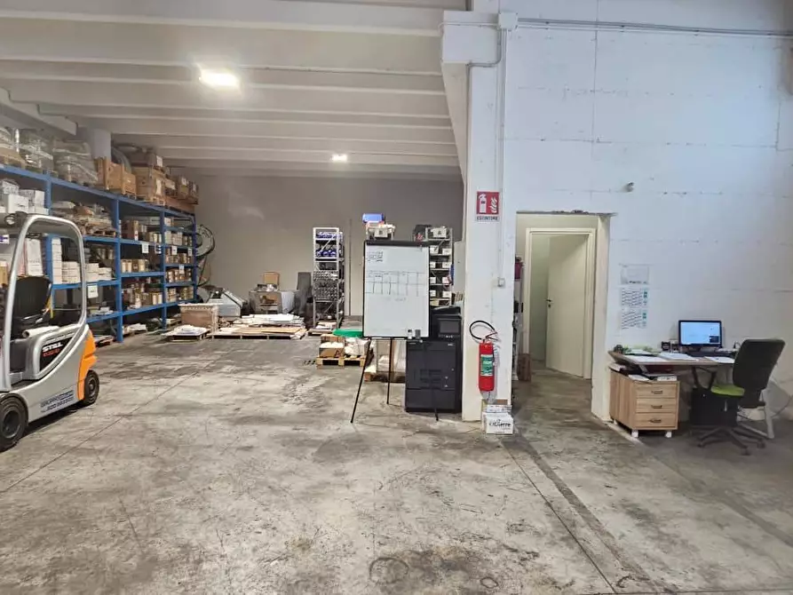 Immagine 5 di Capannone industriale in vendita  a Curno