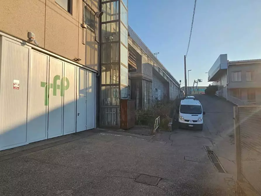 Immagine 10 di Capannone industriale in vendita  a Curno