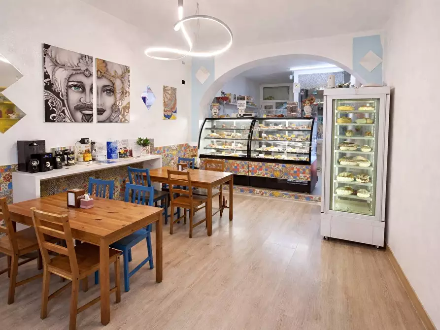 Immagine 5 di Attività commerciale in vendita  a Bergamo