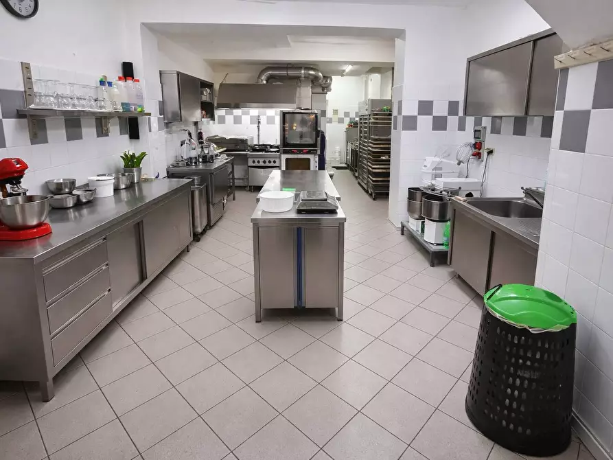 Immagine 7 di Attività commerciale in vendita  a Bergamo