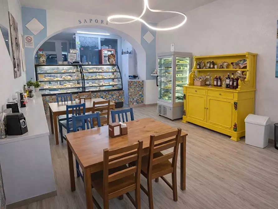 Immagine 1 di Attività commerciale in vendita  a Bergamo