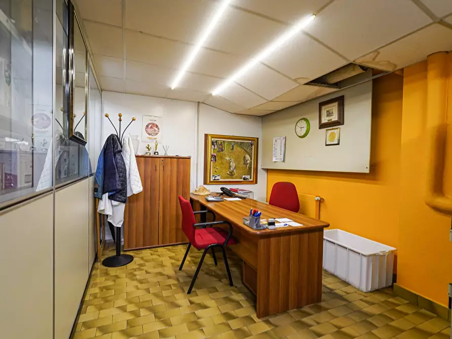 Immagine 34 di Negozio in vendita  in via Broseta 116 a Bergamo