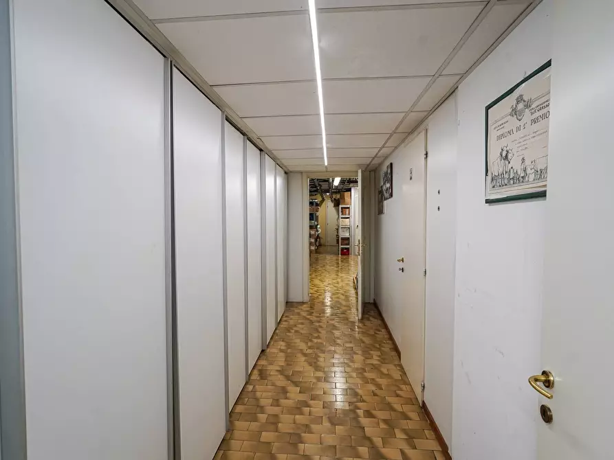 Immagine 37 di Negozio in vendita  in via Broseta 116 a Bergamo