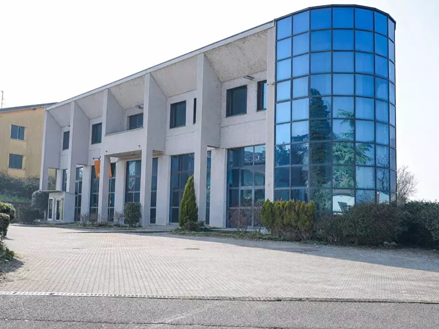 Immagine 1 di Locale commerciale in vendita  in VIA COMO 84 a Brivio