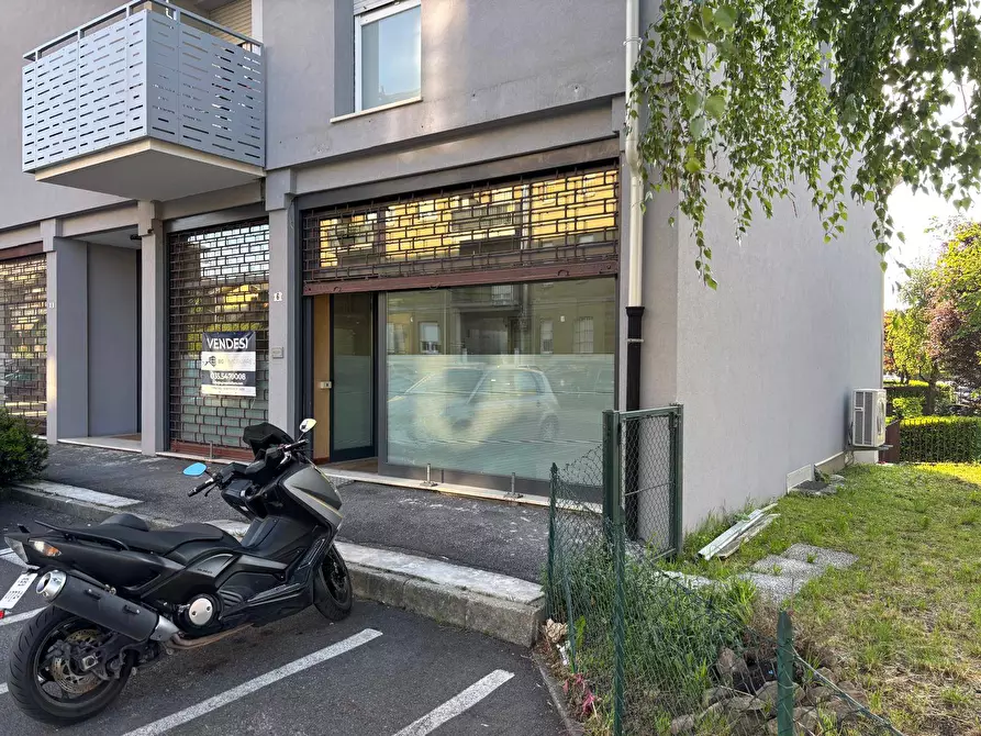 Immagine 1 di Locale commerciale in affitto  in via Sanzio 6 a Ponte San Pietro