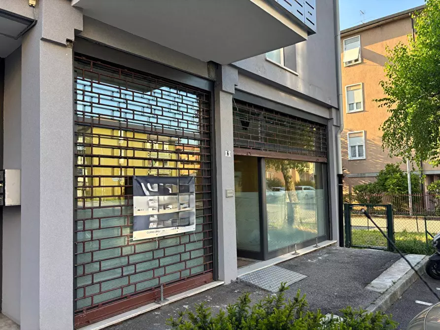 Immagine 3 di Locale commerciale in affitto  in via Sanzio 6 a Ponte San Pietro