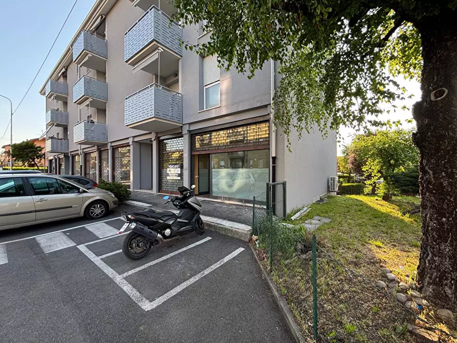 Immagine 4 di Locale commerciale in affitto  in via Sanzio 6 a Ponte San Pietro