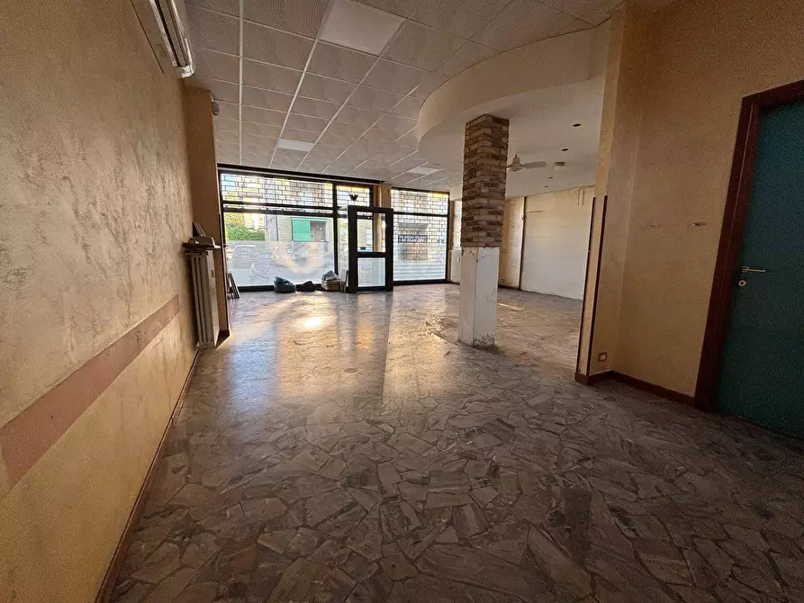 Immagine 6 di Locale commerciale in affitto  in via Sanzio 6 a Ponte San Pietro