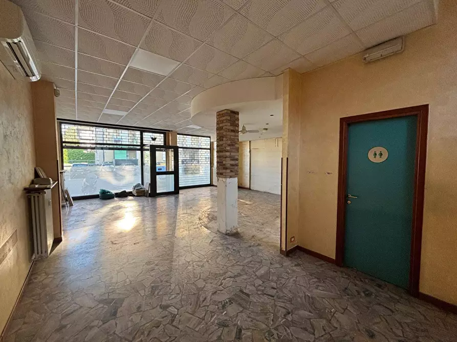 Immagine 7 di Locale commerciale in affitto  in via Sanzio 6 a Ponte San Pietro