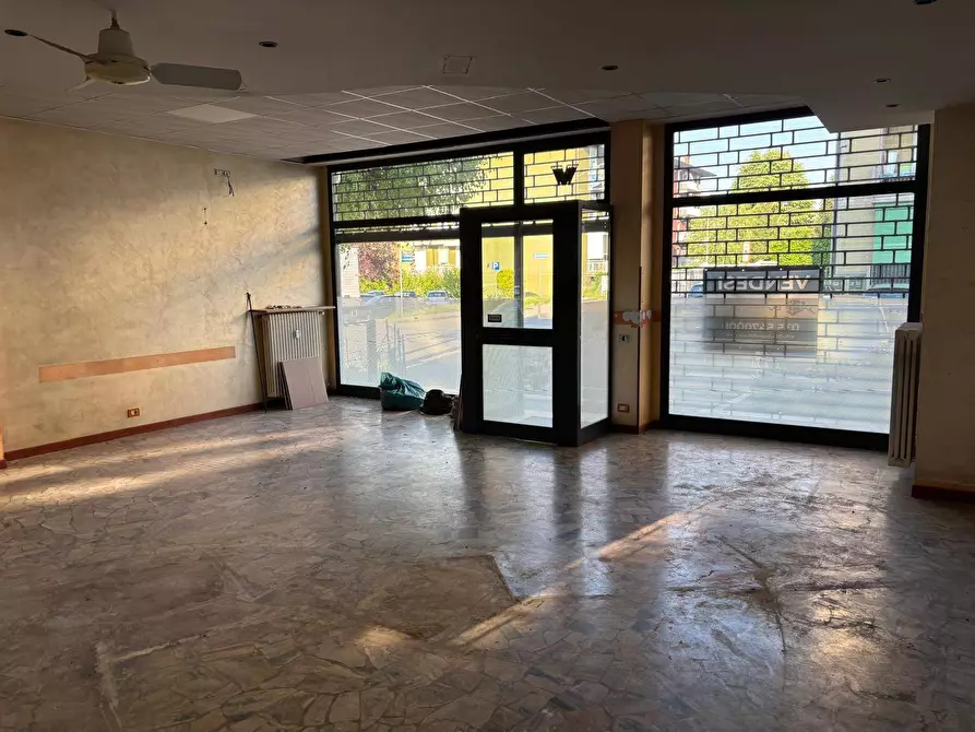 Immagine 12 di Locale commerciale in affitto  in via Sanzio 6 a Ponte San Pietro