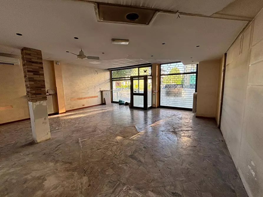 Immagine 15 di Locale commerciale in affitto  in via Sanzio 6 a Ponte San Pietro