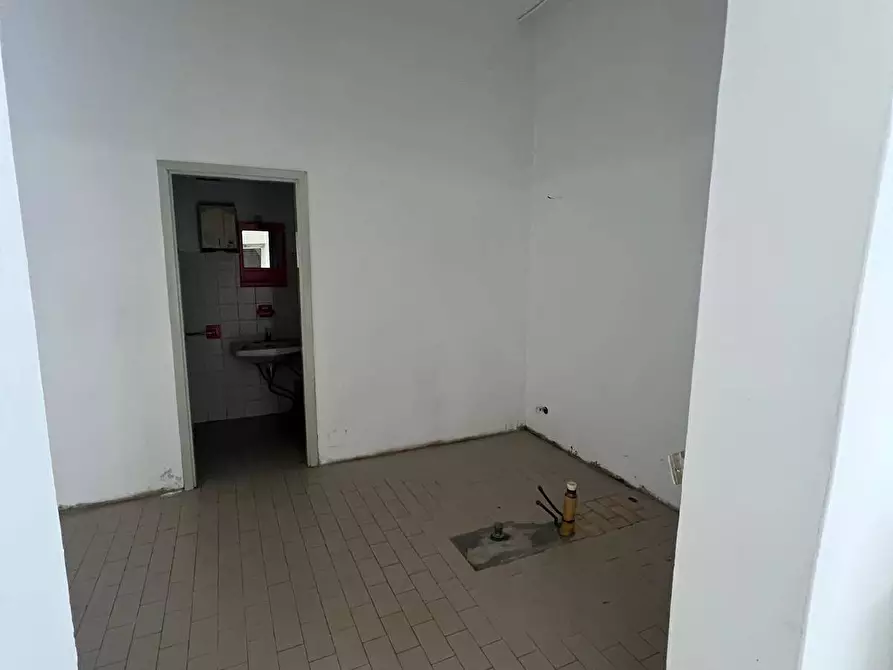 Immagine 5 di Locale commerciale in vendita  a Bergamo
