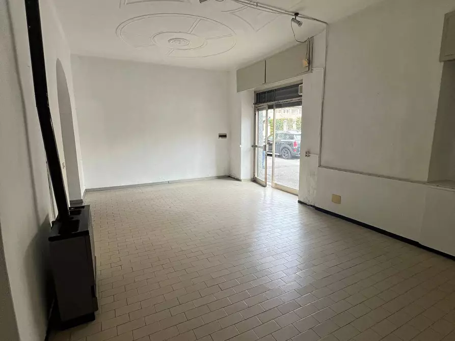 Immagine 8 di Locale commerciale in vendita  a Bergamo