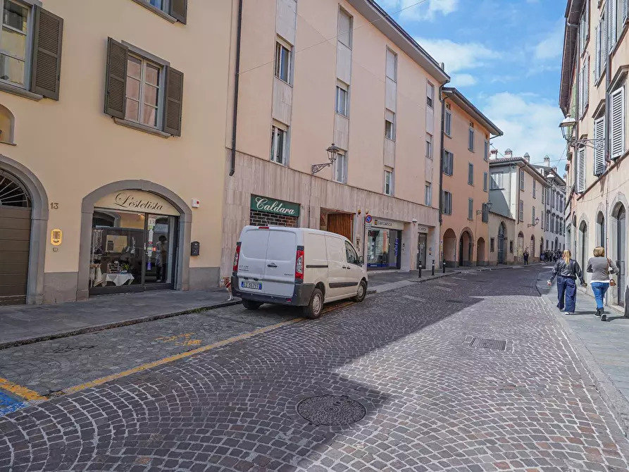 Immagine 3 di Locale commerciale in vendita  in via Borgo palazzo 13 a Bergamo
