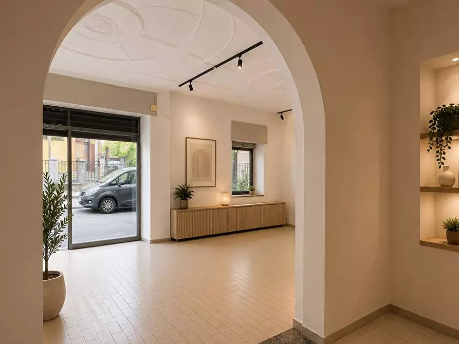 Immagine 6 di Locale commerciale in vendita  a Bergamo
