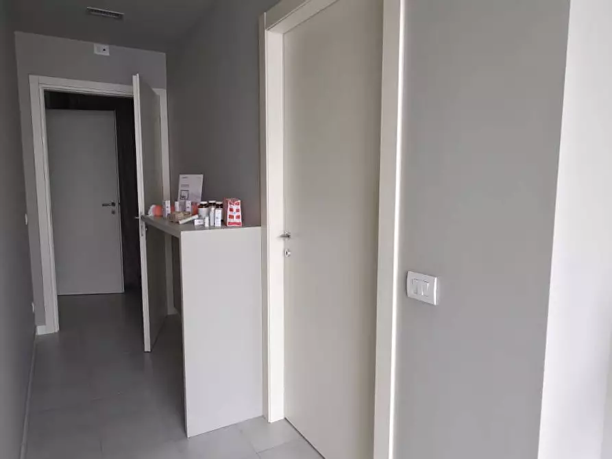 Immagine 4 di Locale commerciale in affitto  a Bergamo