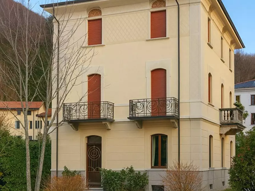 Immagine 3 di Villa in vendita  in piazza IV novembre a Lenna