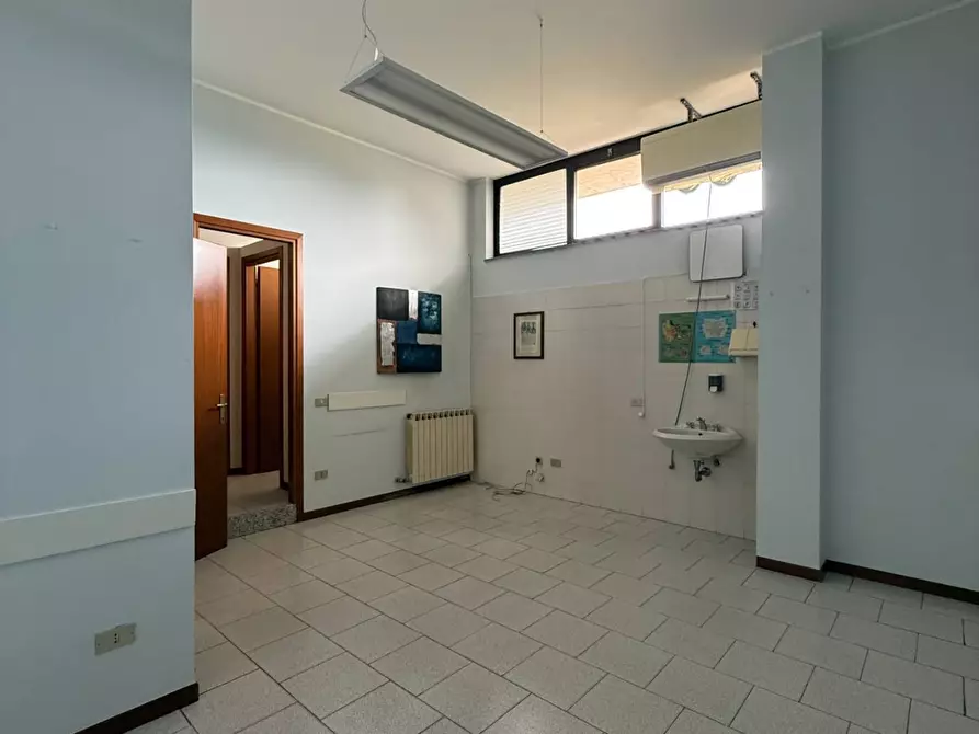 Immagine 11 di Ufficio in vendita  in via turati a Almenno San Bartolomeo