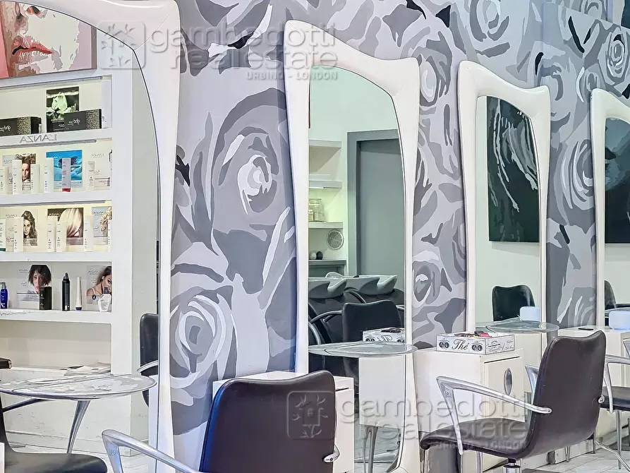 Immagine 3 di Attività commerciale in vendita  a Urbino