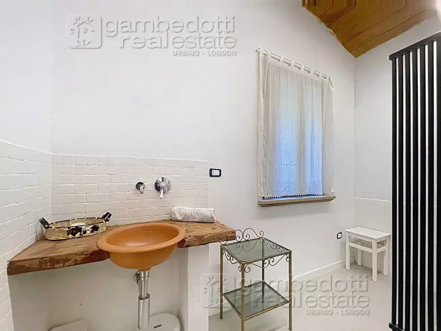 Immagine 139 di Villa in vendita  a Urbino