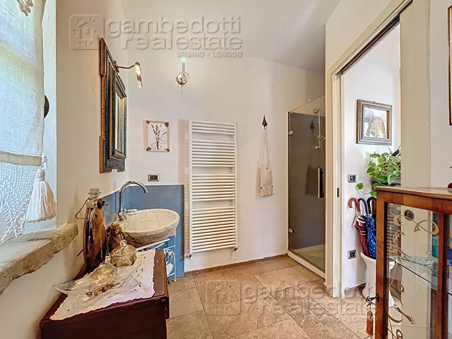 Immagine 92 di Villa in vendita  a Urbino