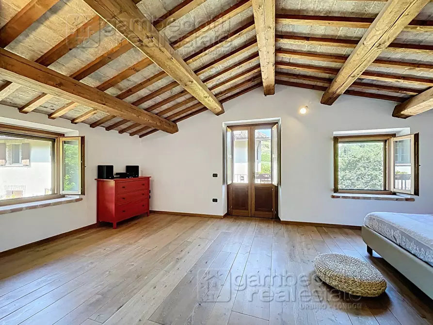 Immagine 23 di Villa in vendita  a Urbino