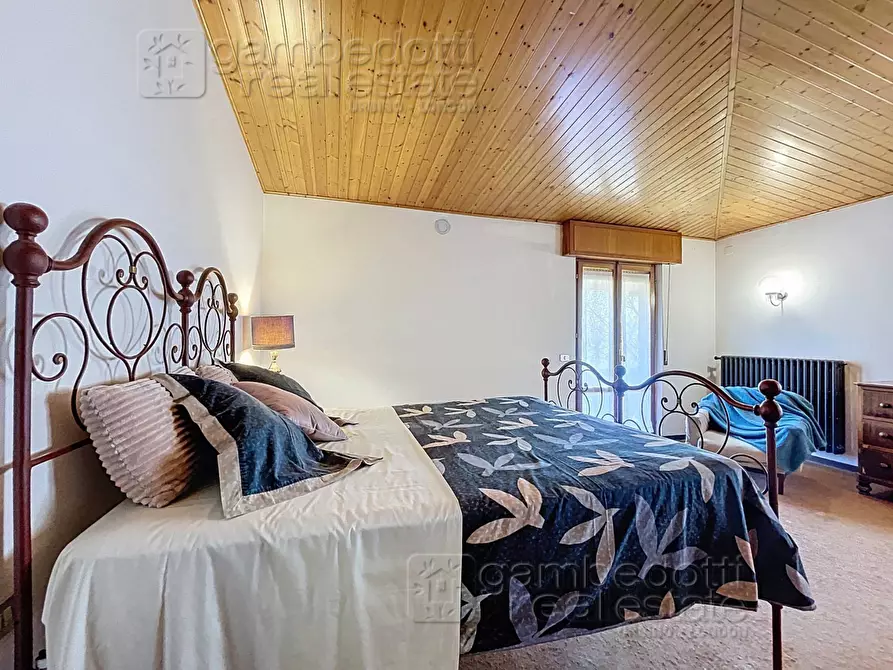 Immagine 27 di Villa in vendita  a Urbino
