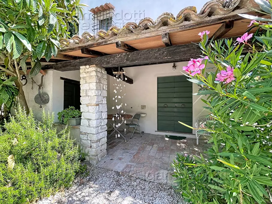 Immagine 46 di Villa in vendita  a Urbino