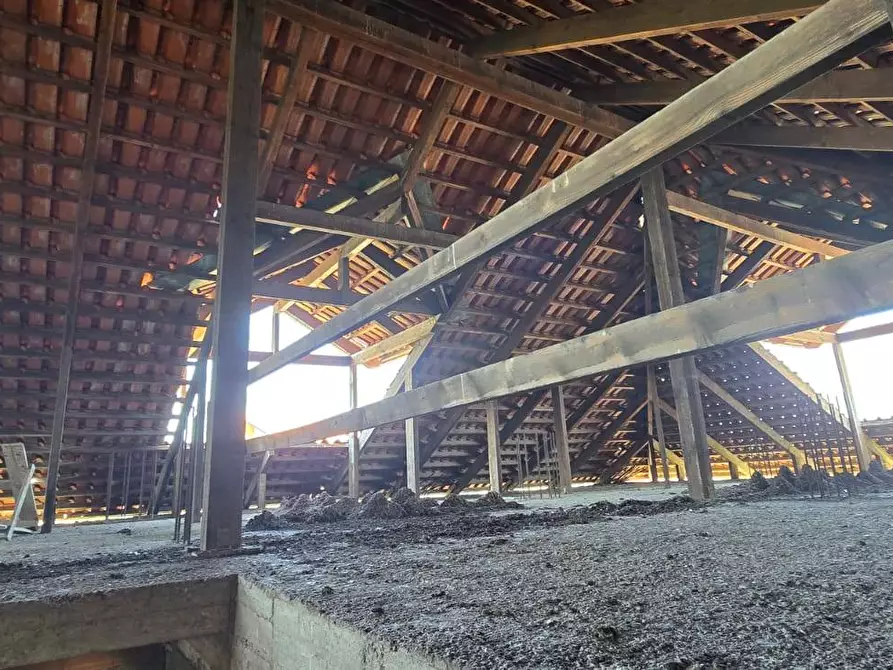 Immagine 12 di Palazzo in vendita  in Via Sorberosse 1 a Giugliano In Campania