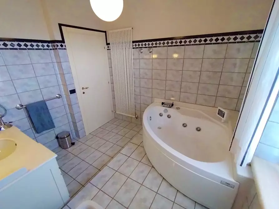 Immagine 32 di Casa indipendente in vendita  in piazza della liberta 18 a Acquaviva Picena