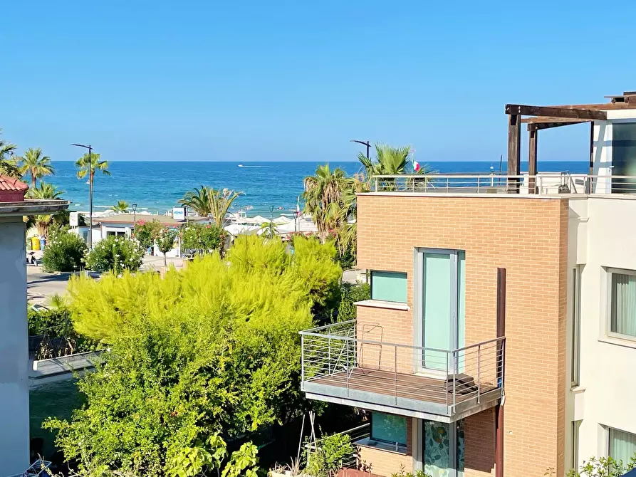 Immagine 20 di Attico in vendita  in lungomare alcide de gasperi a Grottammare