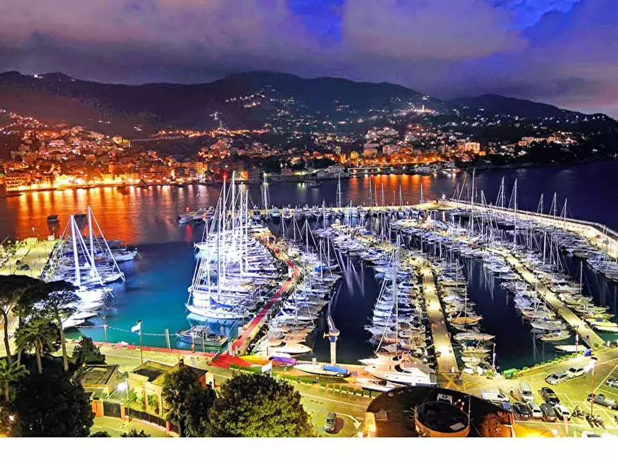 Immagine 3 di Appartamento in vendita  in Corso Cristoforo Colombo a Rapallo