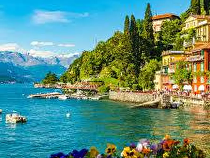 Immagine 2 di Villa in vendita  a Como