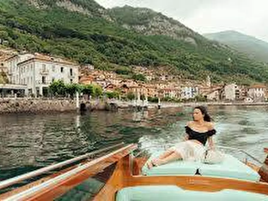 Immagine 4 di Villa in vendita  a Como