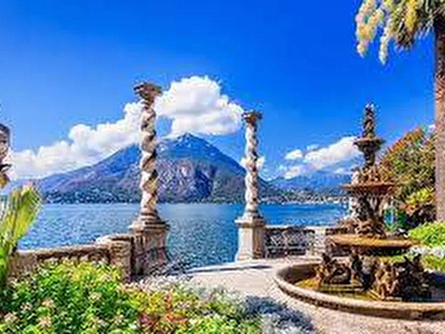 Immagine 5 di Villa in vendita  a Como