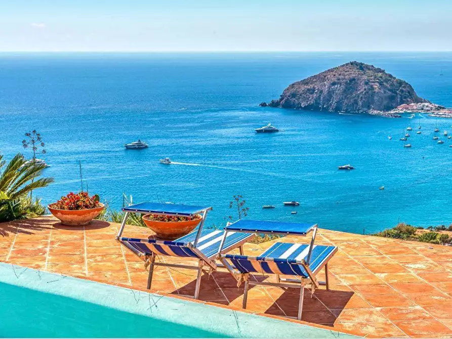Immagine 1 di Villa in vendita  a Ischia