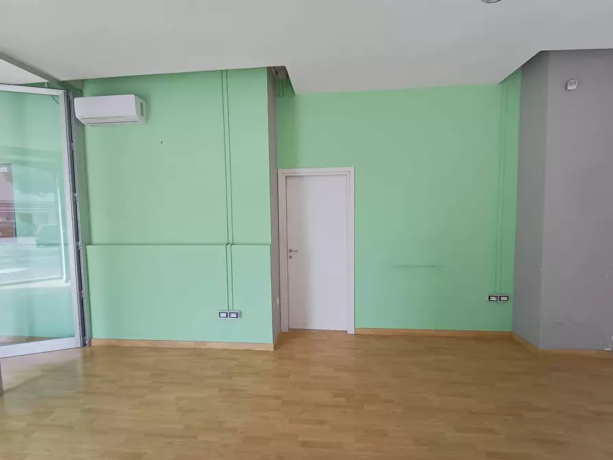 Immagine 5 di Locale commerciale in affitto  in PIAZZA SILVAGNI SNC a Casagiove