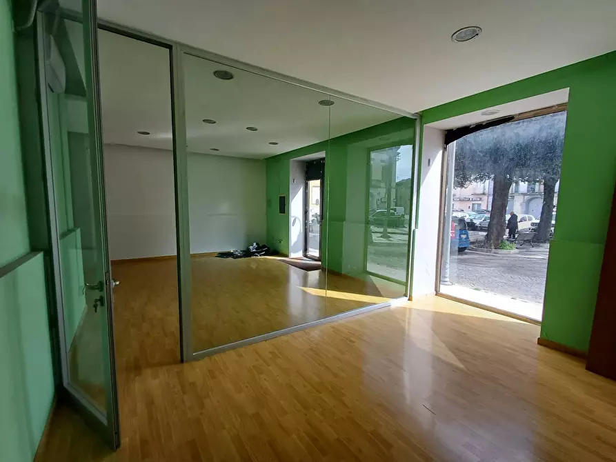 Immagine 10 di Locale commerciale in affitto  in PIAZZA SILVAGNI SNC a Casagiove