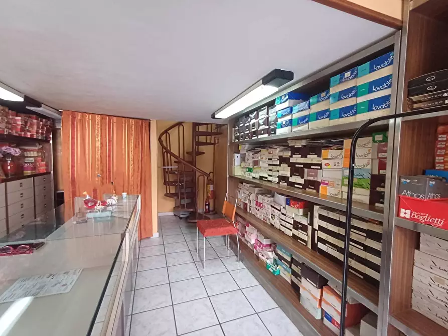 Immagine 2 di Locale commerciale in vendita  in VIA BATTISTESSA 30 a Caserta