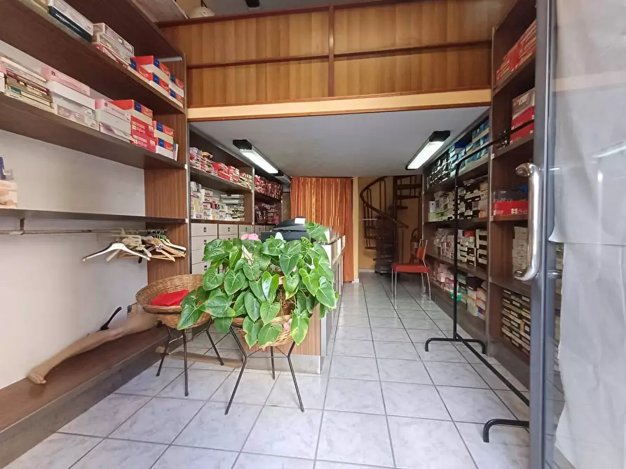 Immagine 3 di Locale commerciale in vendita  in VIA BATTISTESSA 30 a Caserta