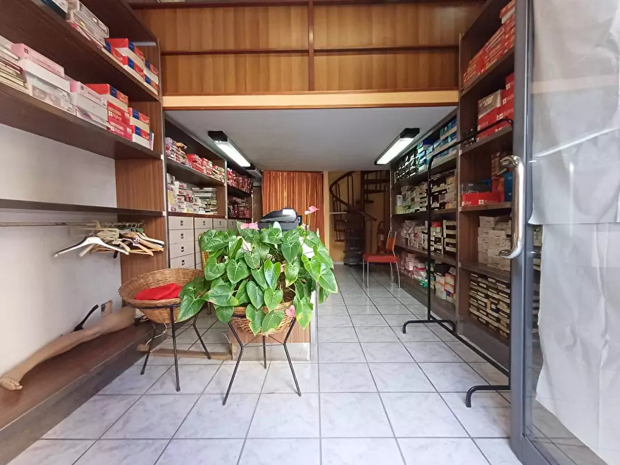 Immagine 5 di Locale commerciale in vendita  in VIA BATTISTESSA 30 a Caserta
