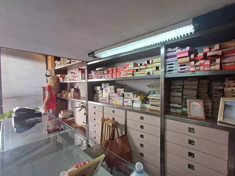 Immagine 6 di Locale commerciale in vendita  in VIA BATTISTESSA 30 a Caserta