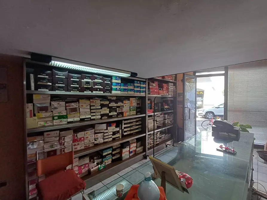 Immagine 7 di Locale commerciale in vendita  in VIA BATTISTESSA 30 a Caserta
