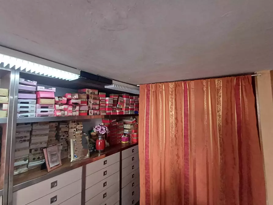 Immagine 8 di Locale commerciale in vendita  in VIA BATTISTESSA 30 a Caserta