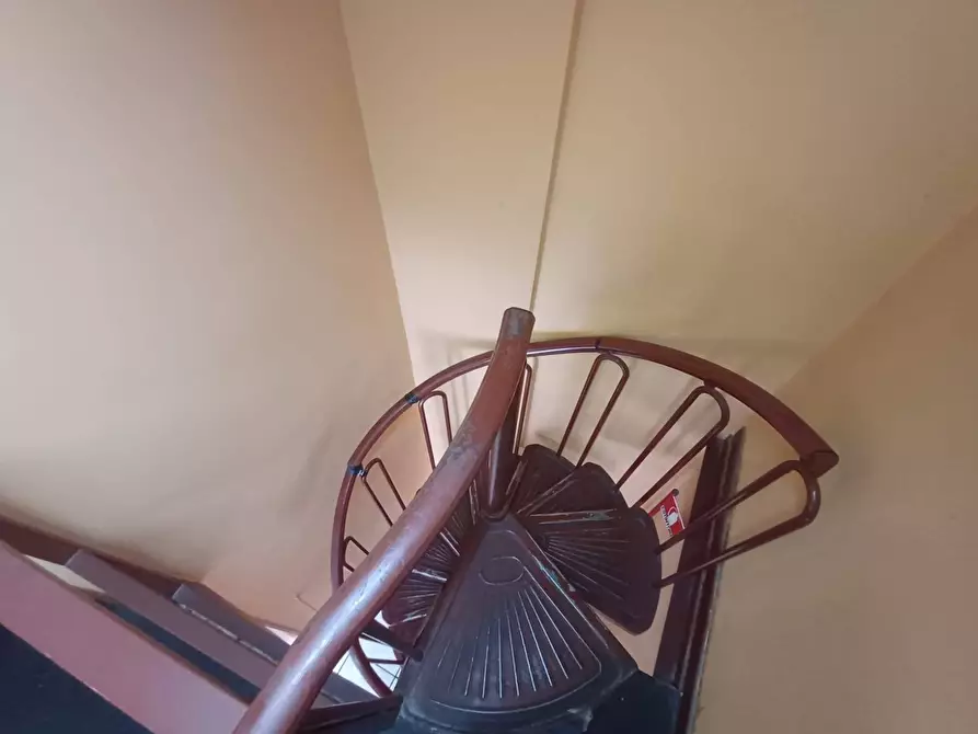 Immagine 9 di Locale commerciale in vendita  in VIA BATTISTESSA 30 a Caserta