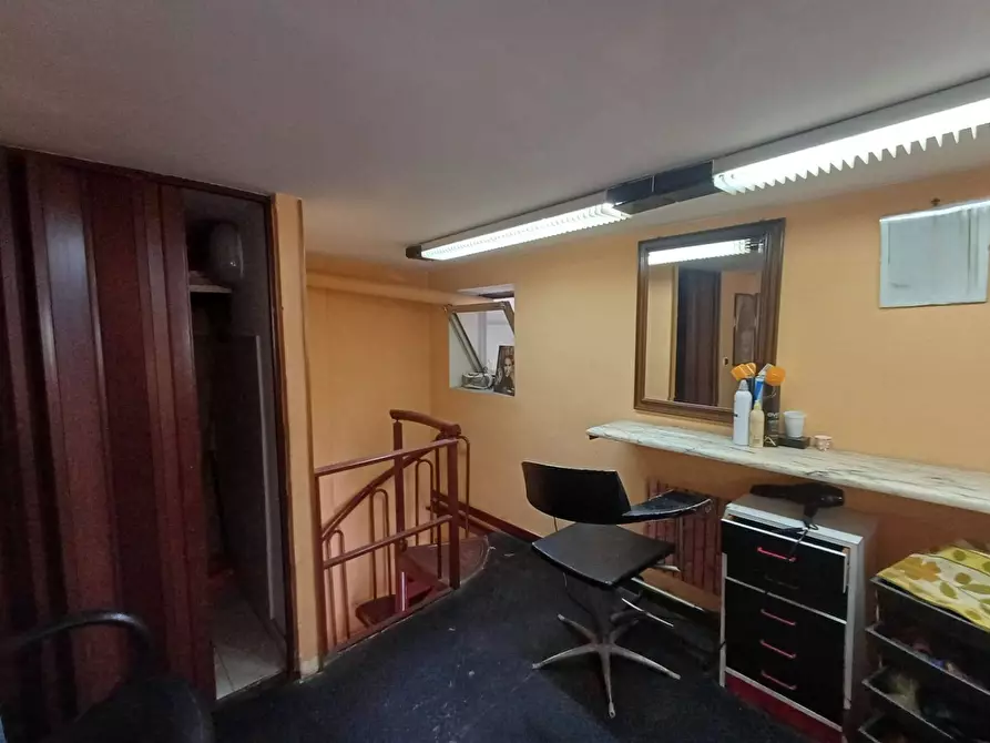 Immagine 10 di Locale commerciale in vendita  in VIA BATTISTESSA 30 a Caserta