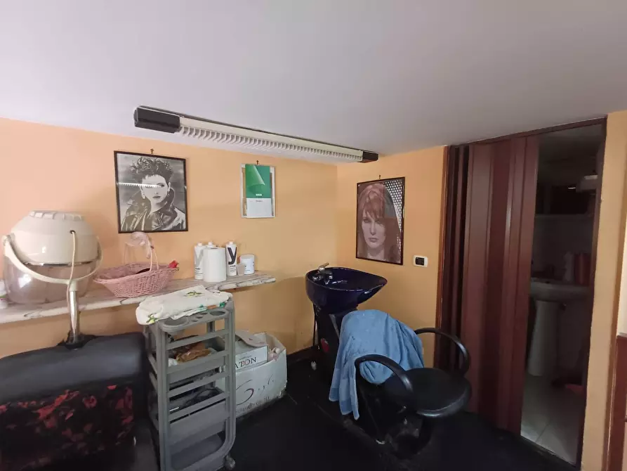Immagine 11 di Locale commerciale in vendita  in VIA BATTISTESSA 30 a Caserta