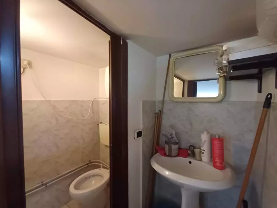 Immagine 12 di Locale commerciale in vendita  in VIA BATTISTESSA 30 a Caserta