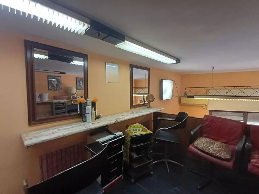 Immagine 13 di Locale commerciale in vendita  in VIA BATTISTESSA 30 a Caserta